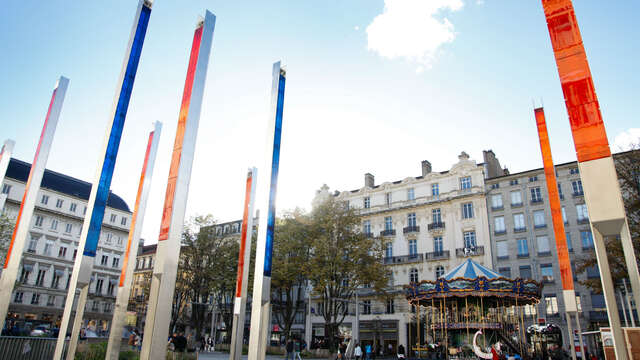 Mâts de verre et de métal de la place de l'hôtel de ville