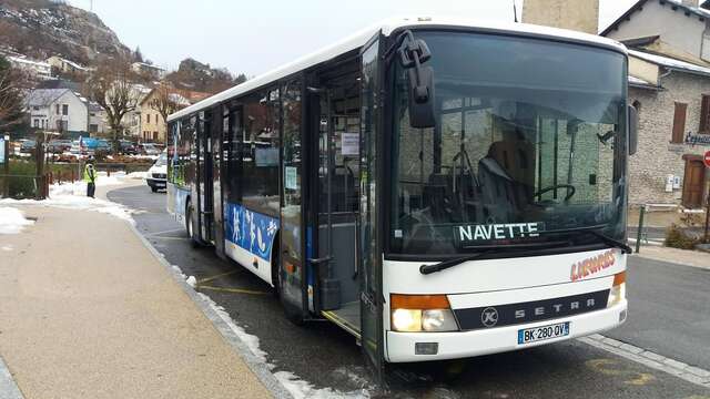 Bus debout entre la gare et la télécabine en hiver