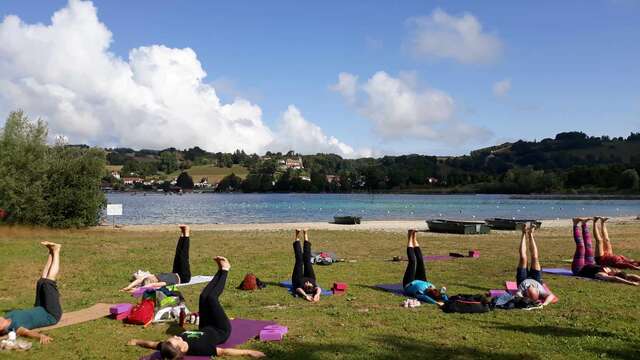 Yoga au bord du lac