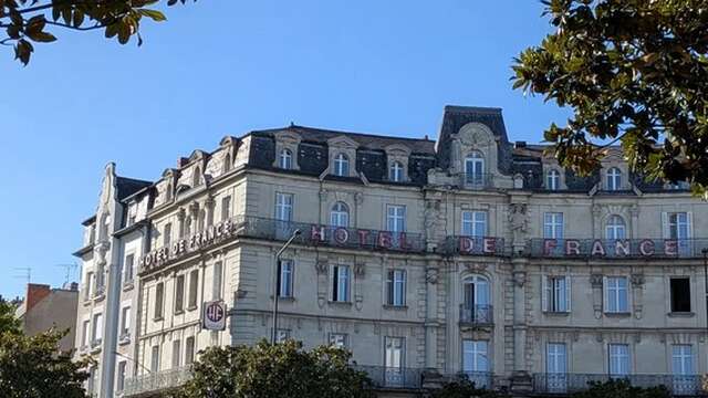 Bulles de Culture Apéritives Mini "The train station, the locomotive of its neighborhood".