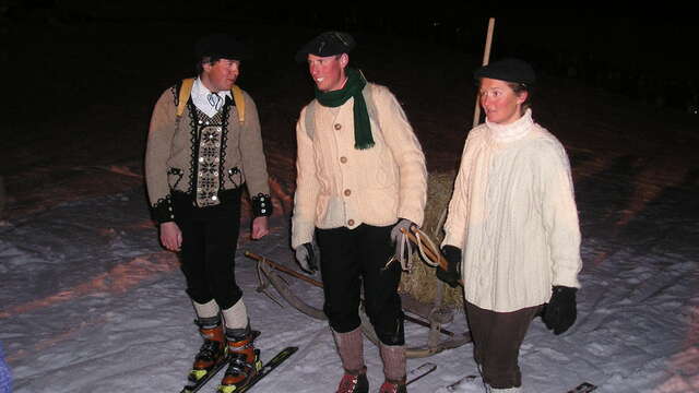 « Les moniteurs et monitrices de l'ESF font leur show »  suivi de la descente aux flambeaux et du feu d'artifice