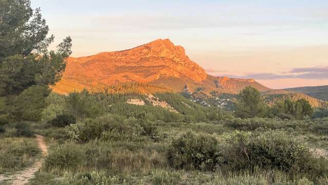 Randonnée coucher de soleil sur la Sainte-Victoire