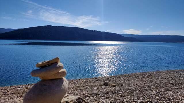 Lac et plage de Sainte Croix