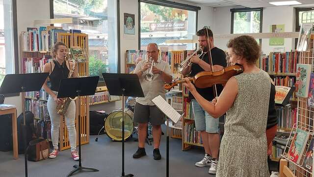 Présentation des instruments de musique à la bibliothèque