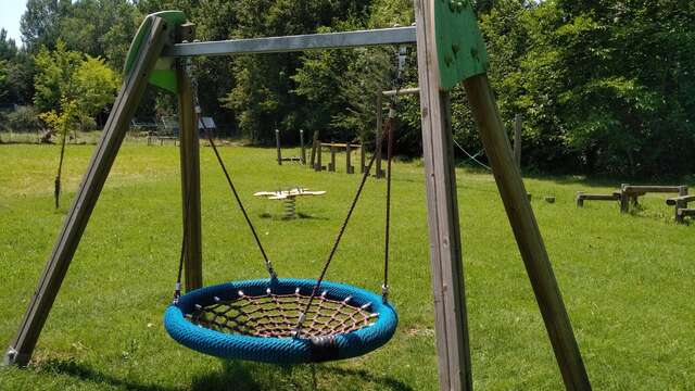 Lauzerte picnic and play area