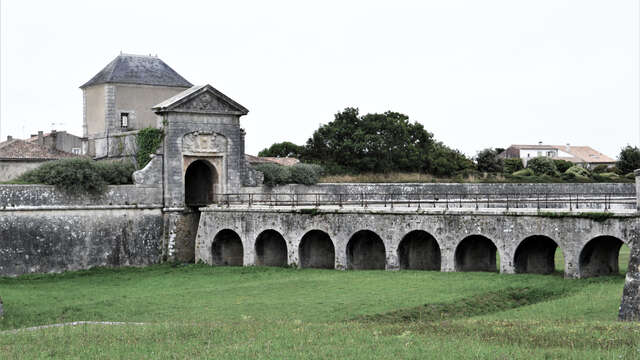 Historischer Rundgang zu Fuß durch die befestigte Stadt Saint-Martin-de-Ré von J&M EVASION