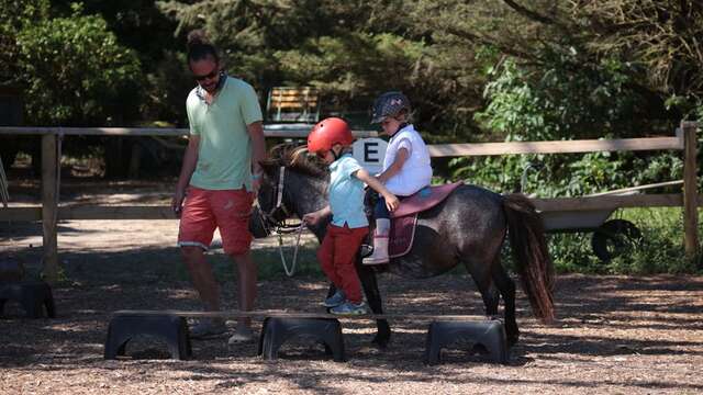 Balades en main à poney ou à dos d'âne dès 1 an par le poney club Les Petites Folies
