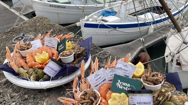 Entrega de platos de marisco y Tartentière