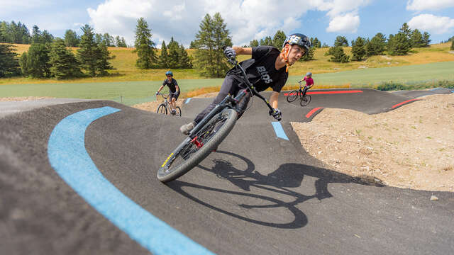 Fancy dress pumptrack session with the Planète Ride team