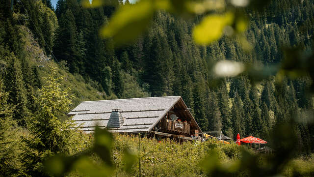 Hiking trail: from Lindarets Village to Brochaux Waterfall