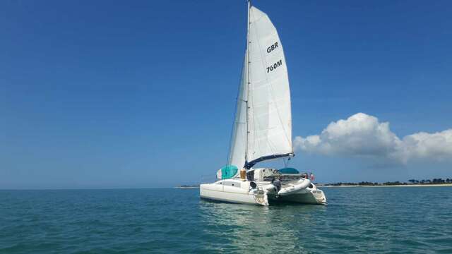 Balade en catamaran habitable 8 personnes au départ de la plage de la Prise (sortie de 2h/demi-journée/journée, etc)