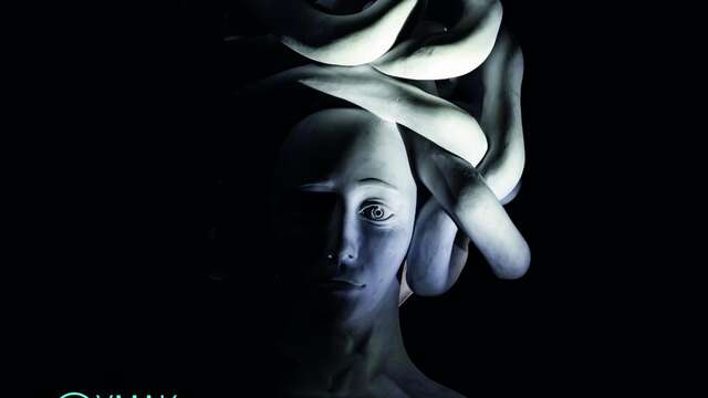 MEDUSA PARFUMEE - L'étreinte invisible du marbre