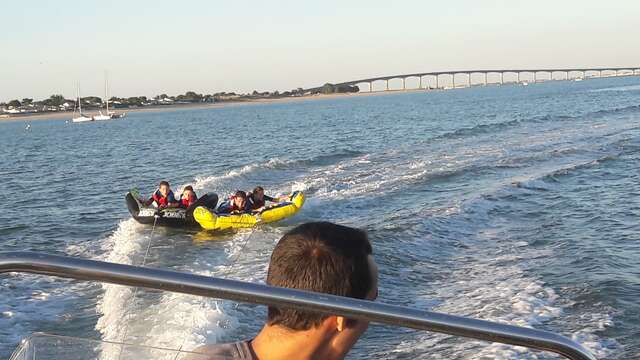 Towed buoy, laughter guaranteed with Ré Glisse