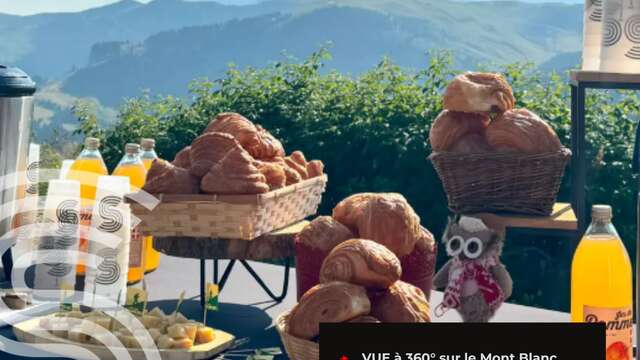 Petit-déjeuner au sommet été, face au Mont Blanc