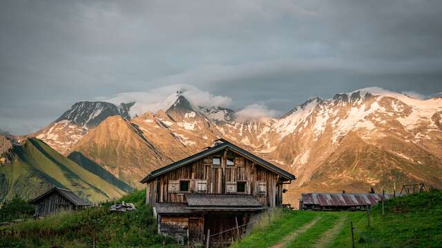 Les Chalets de Porcherey au départ du Plateau de la Croix