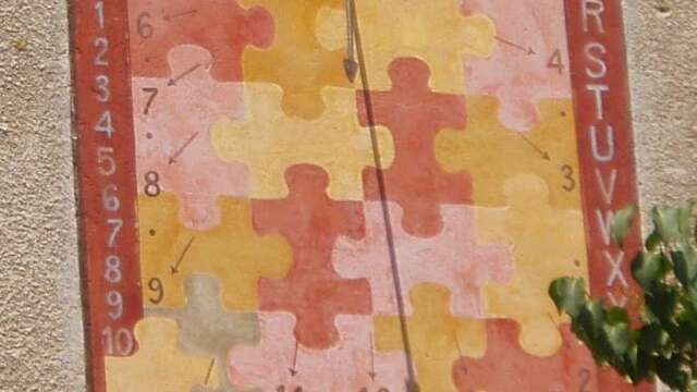 Cadran solaire du magasin Névasport, ex-école de Ville Haute