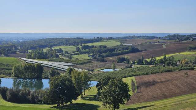 Mirabel, between hillsides and orchards