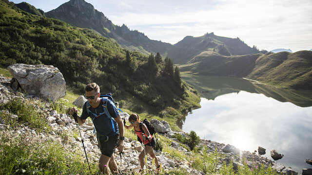 Tour pédestre du Roc des Tours et Lac de Lessy