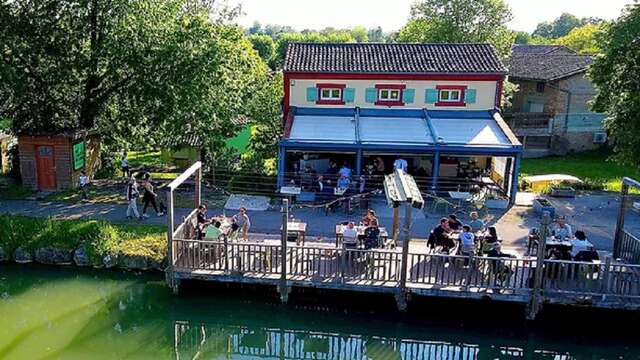 Une bouteille au canal