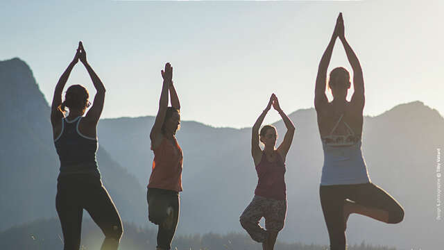 Morning Yoga au sommet du Mont Lachat