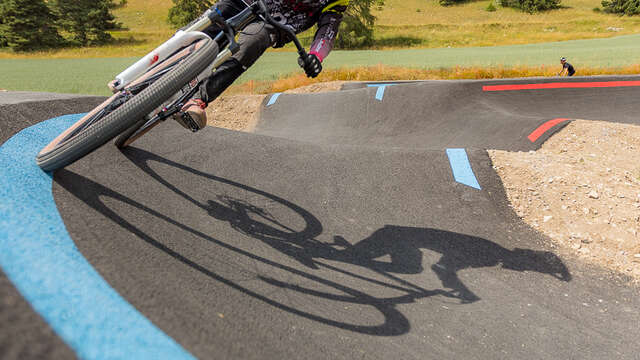 Session pumptrack avec Elise Porta