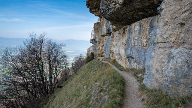 Hiking loop: Sentier pédestre géologique de la grotte d'Orjobet