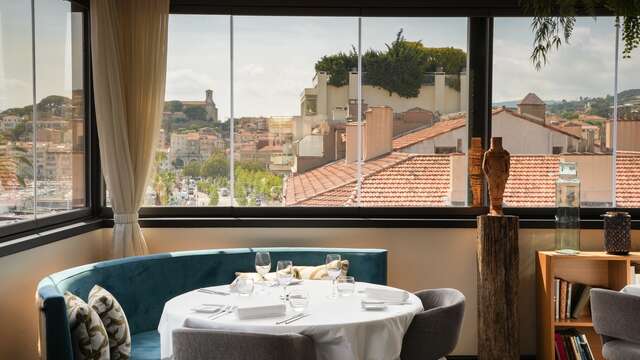 Le Roof at Five Seas Hotel