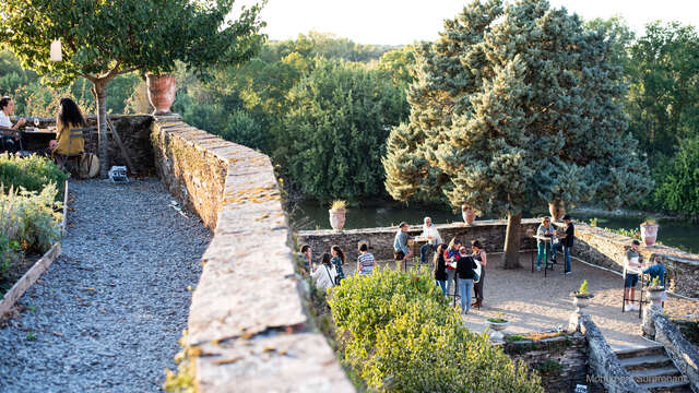 Apéritif au coucher du soleil à l'Ancien couvent de la Baumette
