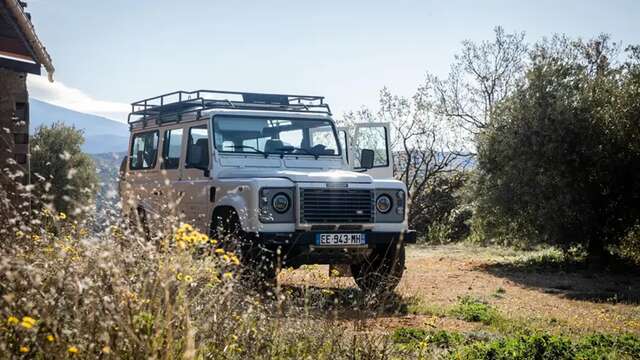 Visite "du terroir à la bouteille" en Defender - Domaine de Piéblanc