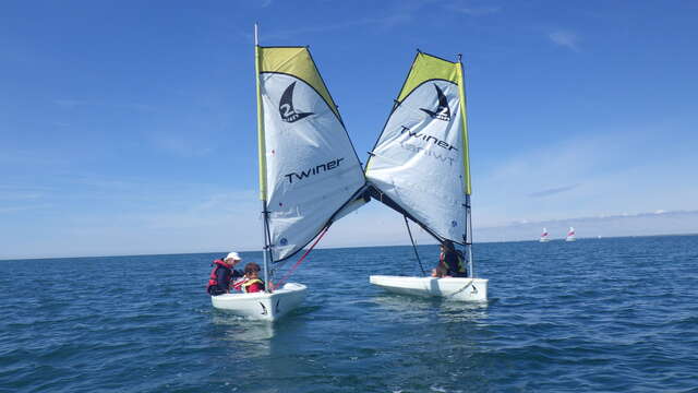 A partir de 6 años - Curso de iniciación en el pantano de los optimistas, luego en el mar (lanchas neumáticas y catamaranes)