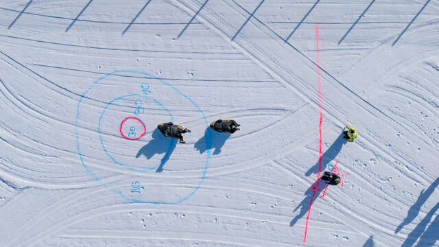 Menselijke curling uitdaging op een slee