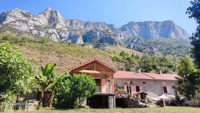 Casa rural familiar «La Petite Ferme d'En Courtiels», para 8 personas