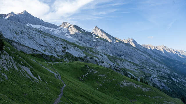 Itinérance pédestre - Massif de Tournette-Aravis GRP® Partie Nord - Étape 2 : Refuge de la Pointe Percée > Refuge de Lessy