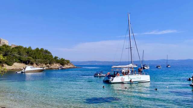 Demi-journée vers l'île de Porquerolles en catamaran avec Passion Med