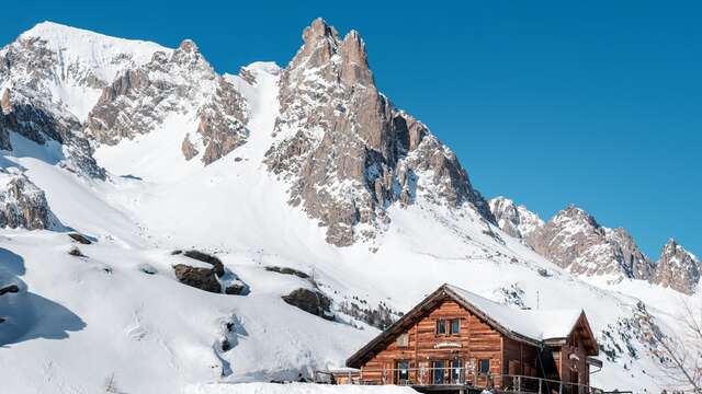 Montée au refuge de Laval en raquettes