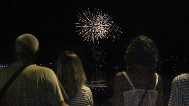 Feu d'artifice et voltige aérienne