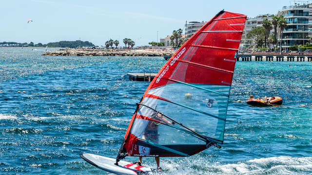 Location d'une planche à voile à Cannes avec Cannes Jeunesse