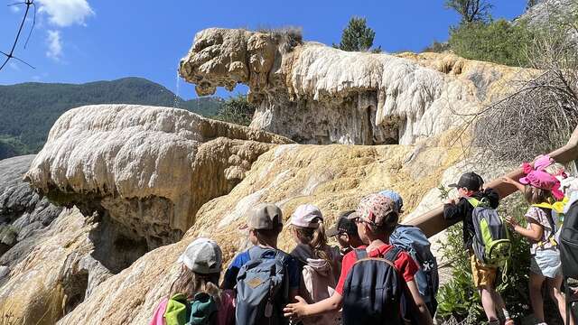 Les petits explorateurs à la Fontaine Pétrifiante