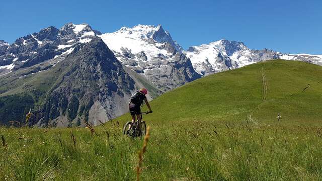 Discover La Meije's County on mountain bike with electric assistance with MTB école VTT