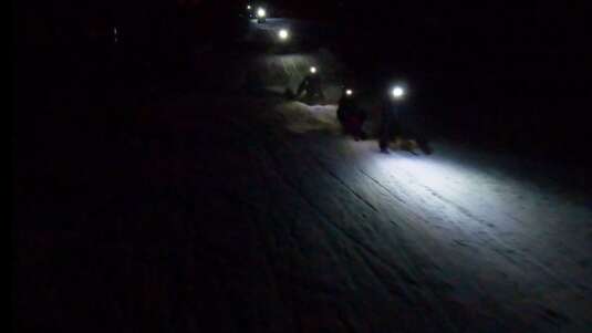 Descente en luge nocturne