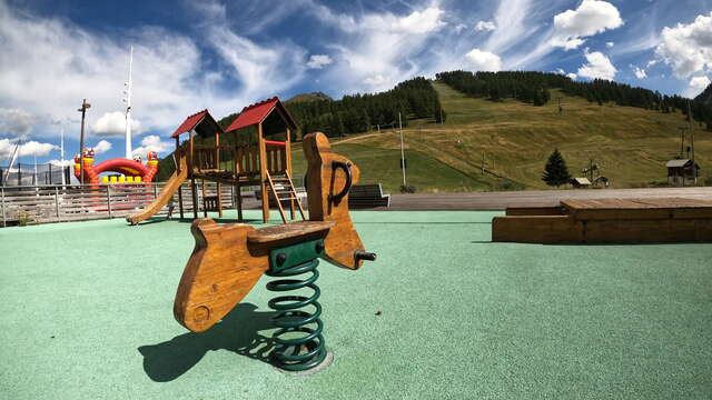 Aire de jeux – Place des Escartons