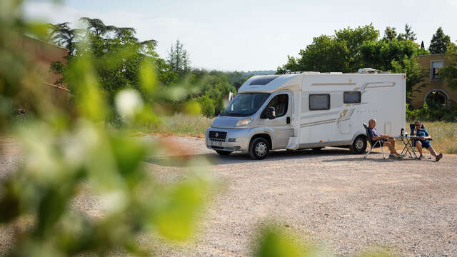 Domaine Saint Jean le Vieux - aire de stationnement