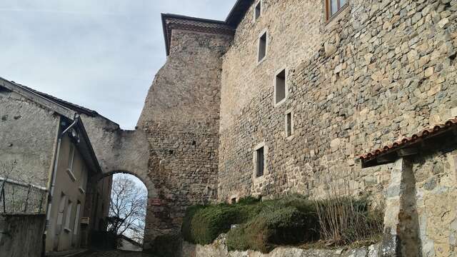 Porte du château et ses remparts