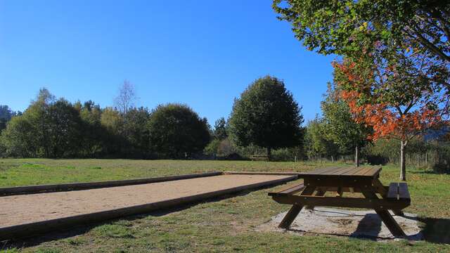 Aire de pique-nique, terrain de pétanque et aire de jeux