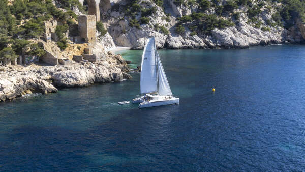 Catamaran dans la baie de Marseille. Départ l'Estaque