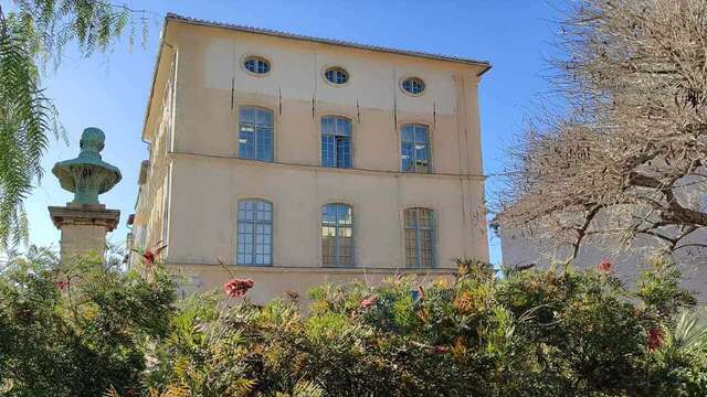 Un bâtiment, mille vies : l’Hôtel de Colla de Pradines