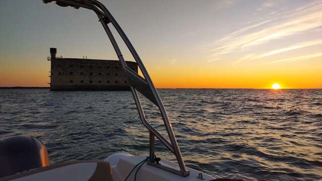 Coucher de soleil en bateau face à Fort Boyard