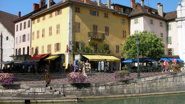 Aire d'accueil et de service camping-cars