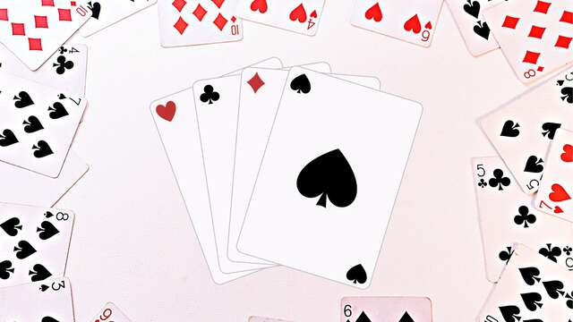 Belote-Wettbewerb (beim Gedränge)