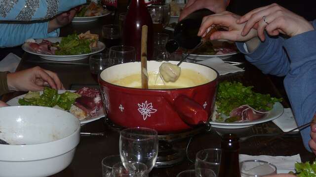Schneeschuhwanderung "Nächtliche Schneeschuhwanderung und Fondue in einer Schutzhütte"